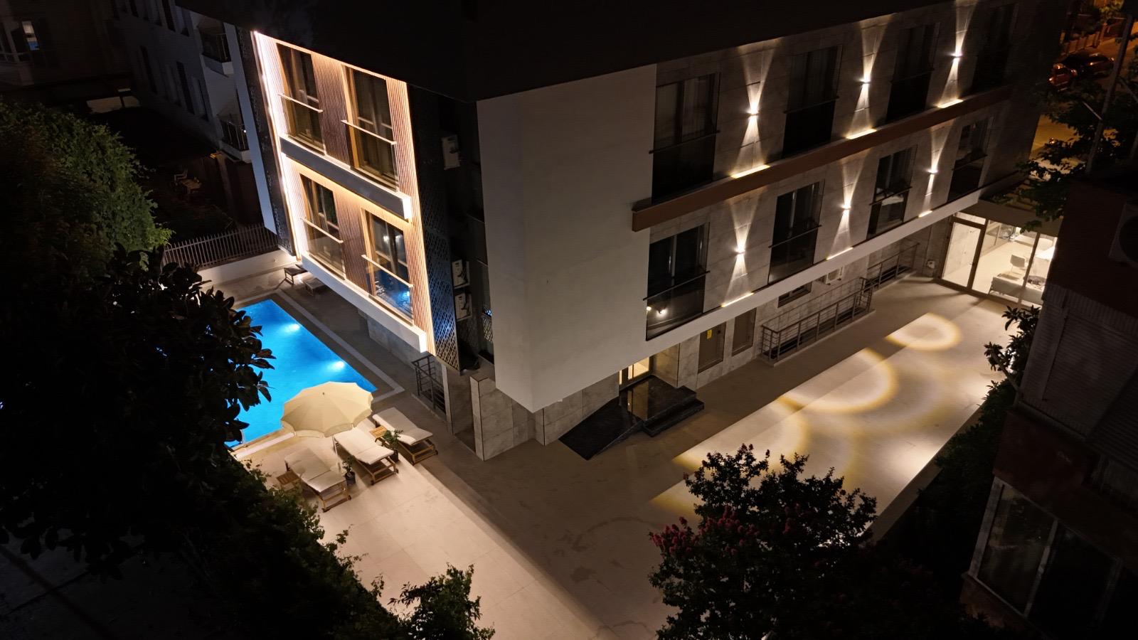 KONYAALTI'NDA BALKONLU, HAVUZLU EŞYALI 1+1 | DENİZE 5 DAKİKA